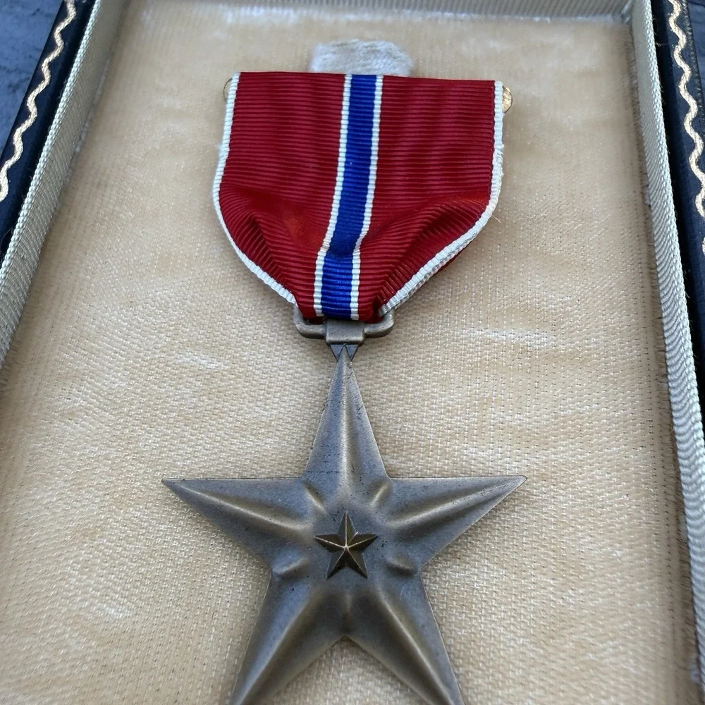 WWII US Military Bronze Star Medal Ribbon Bar Lapel Pin Original Presentation